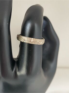 Gold Star-Engraved Band Ring Women's Ring